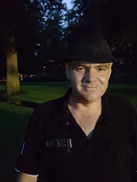 Man Zoekt Vrouw Voor Hulp Stravestie Travestie